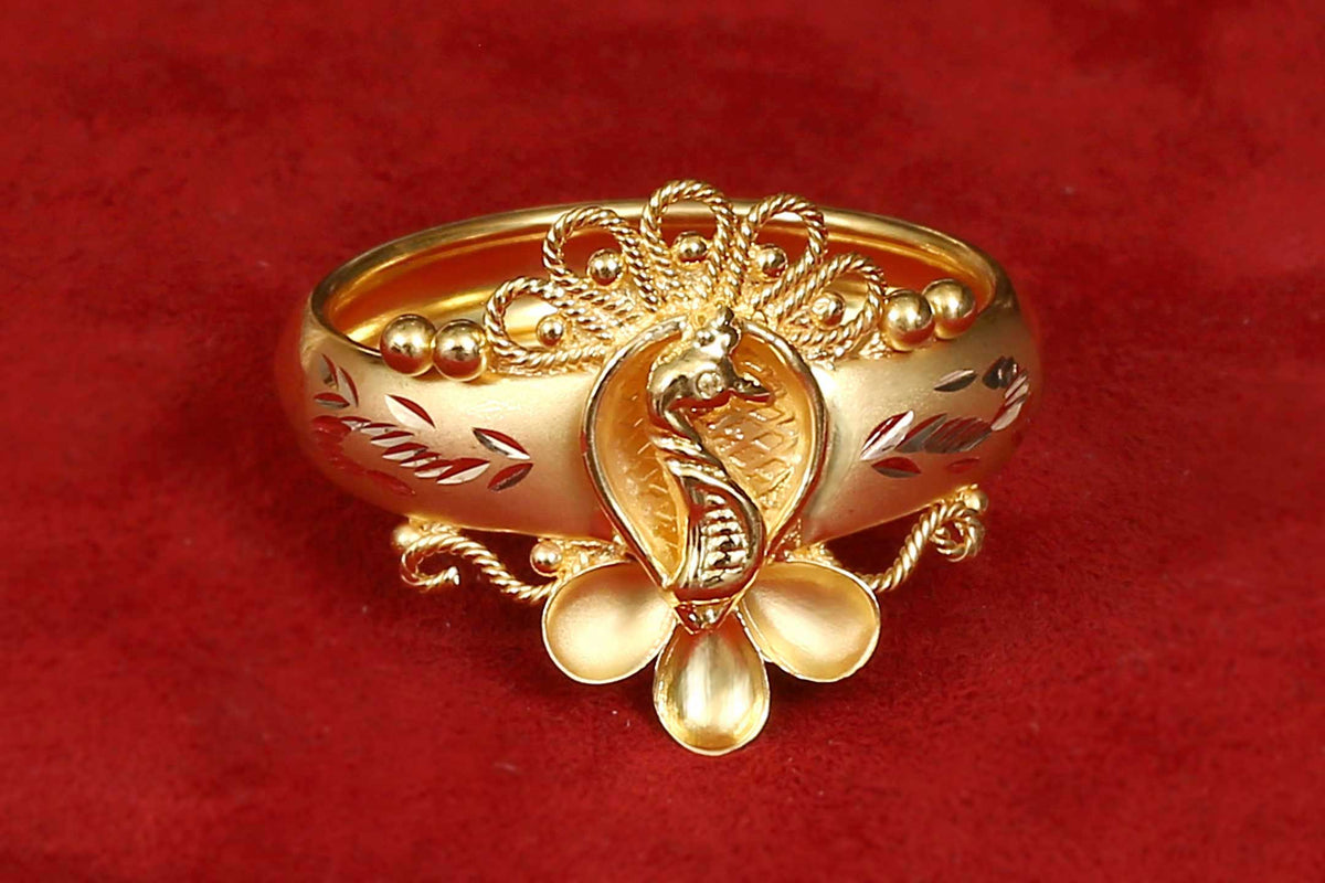 Picturesque Peacock 18kt Gold Ring